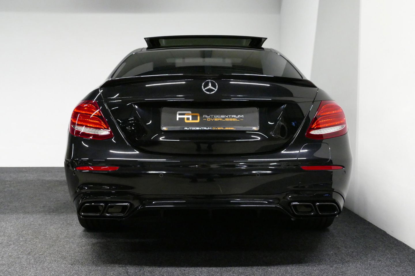 Mercedes-Benz E-Klasse 300 e AMG Line / E63s AMG Diffuser / Panamericana Grille / Panoramadak / Elektr. verstelbare voorstoelen + memory / Burmester Surround Sound / Ambienteverlichting / Apple Carplay - Android Auto / Maxton Design Frontlip / Rondomzichtcamera / Stoelverwarmin