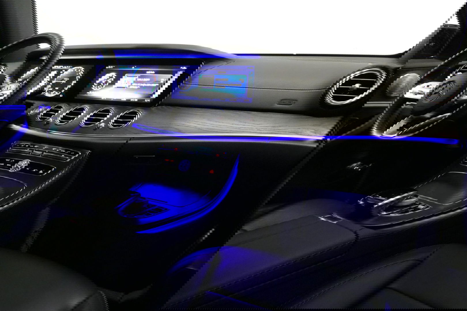 Mercedes-Benz E-Klasse 300 e AMG Line / E63s AMG Diffuser / Panamericana Grille / Panoramadak / Elektr. verstelbare voorstoelen + memory / Burmester Surround Sound / Ambienteverlichting / Apple Carplay - Android Auto / Maxton Design Frontlip / Rondomzichtcamera / Stoelverwarmin