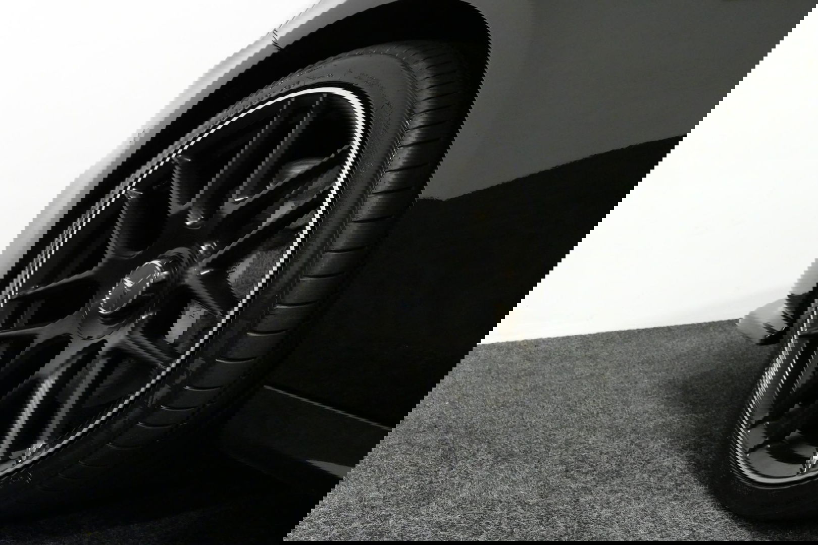 Mercedes-Benz E-Klasse 300 e AMG Line / E63s AMG Diffuser / Panamericana Grille / Panoramadak / Elektr. verstelbare voorstoelen + memory / Burmester Surround Sound / Ambienteverlichting / Apple Carplay - Android Auto / Maxton Design Frontlip / Rondomzichtcamera / Stoelverwarmin