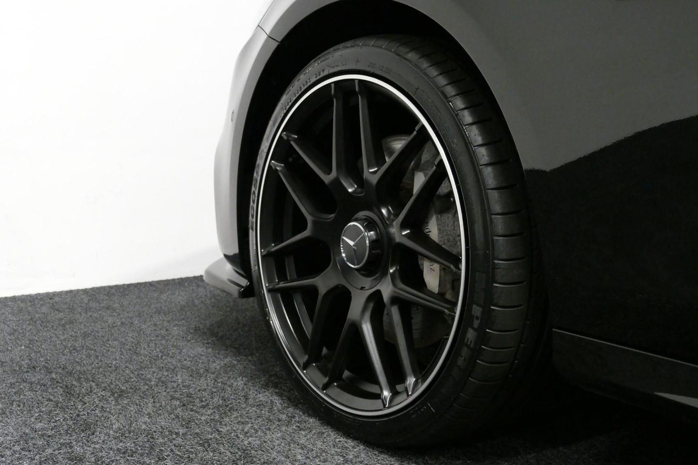 Mercedes-Benz E-Klasse 300 e AMG Line / E63s AMG Diffuser / Panamericana Grille / Panoramadak / Elektr. verstelbare voorstoelen + memory / Burmester Surround Sound / Ambienteverlichting / Apple Carplay - Android Auto / Maxton Design Frontlip / Rondomzichtcamera / Stoelverwarmin