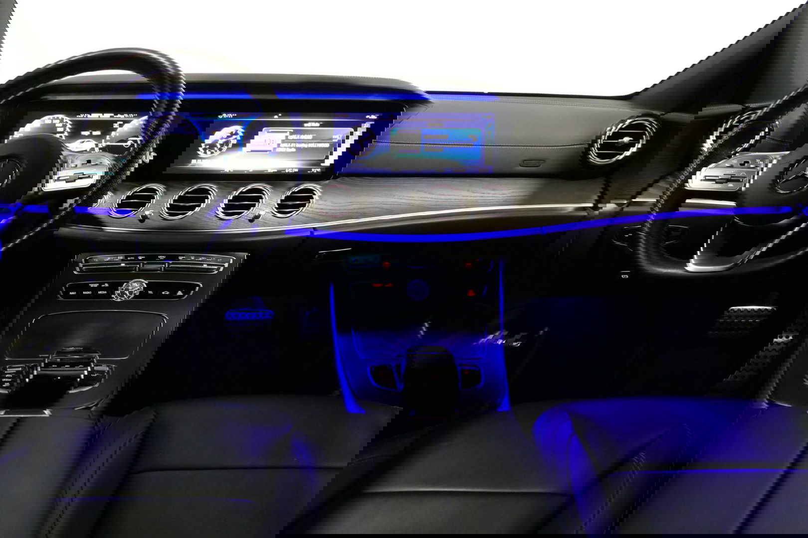 Mercedes-Benz E-Klasse 300 e AMG Line / E63s AMG Diffuser / Panamericana Grille / Panoramadak / Elektr. verstelbare voorstoelen + memory / Burmester Surround Sound / Ambienteverlichting / Apple Carplay - Android Auto / Maxton Design Frontlip / Rondomzichtcamera / Stoelverwarmin