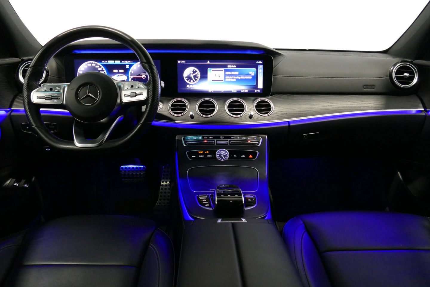 Mercedes-Benz E-Klasse 300 e AMG Line / E63s AMG Diffuser / Panamericana Grille / Panoramadak / Elektr. verstelbare voorstoelen + memory / Burmester Surround Sound / Ambienteverlichting / Apple Carplay - Android Auto / Maxton Design Frontlip / Rondomzichtcamera / Stoelverwarmin