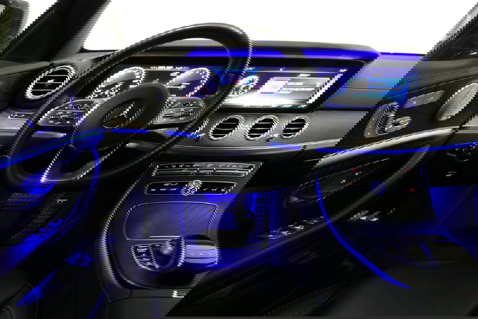 Mercedes-Benz E-Klasse 300 e AMG Line / E63s AMG Diffuser / Panamericana Grille / Panoramadak / Elektr. verstelbare voorstoelen + memory / Burmester Surround Sound / Ambienteverlichting / Apple Carplay - Android Auto / Maxton Design Frontlip / Rondomzichtcamera / Stoelverwarmin