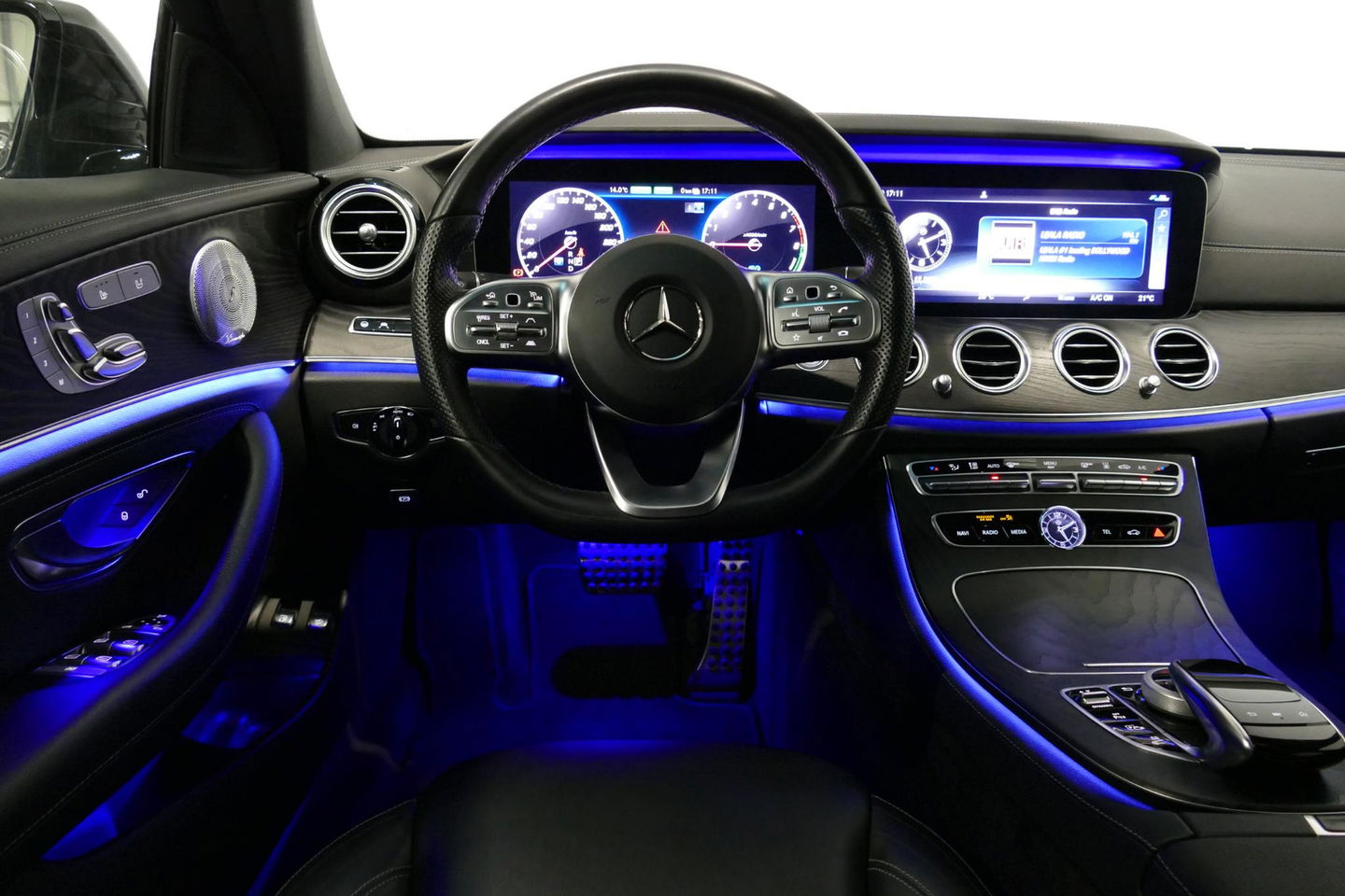 Mercedes-Benz E-Klasse 300 e AMG Line / E63s AMG Diffuser / Panamericana Grille / Panoramadak / Elektr. verstelbare voorstoelen + memory / Burmester Surround Sound / Ambienteverlichting / Apple Carplay - Android Auto / Maxton Design Frontlip / Rondomzichtcamera / Stoelverwarmin