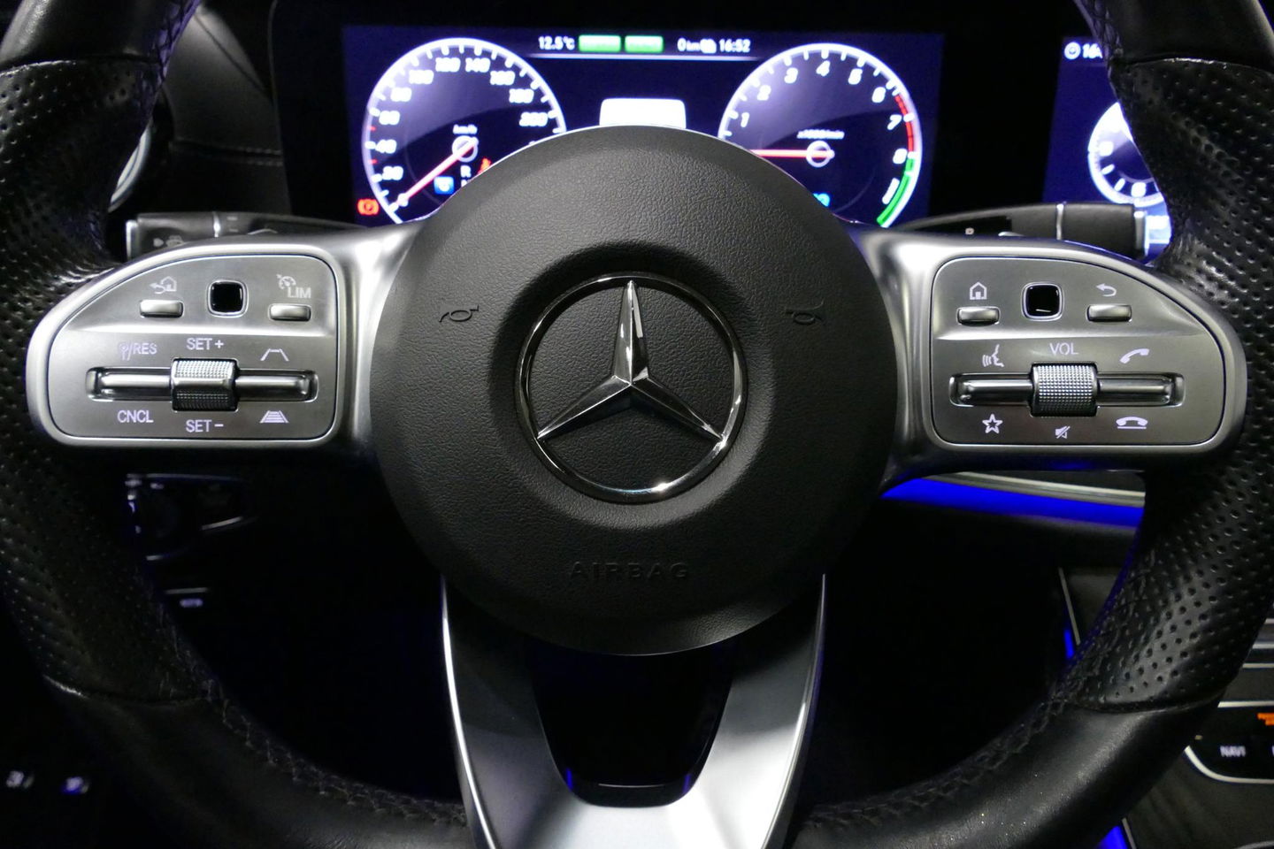 Mercedes-Benz E-Klasse 300 e AMG Line / E63s AMG Diffuser / Panamericana Grille / Panoramadak / Elektr. verstelbare voorstoelen + memory / Burmester Surround Sound / Ambienteverlichting / Apple Carplay - Android Auto / Maxton Design Frontlip / Rondomzichtcamera / Stoelverwarmin