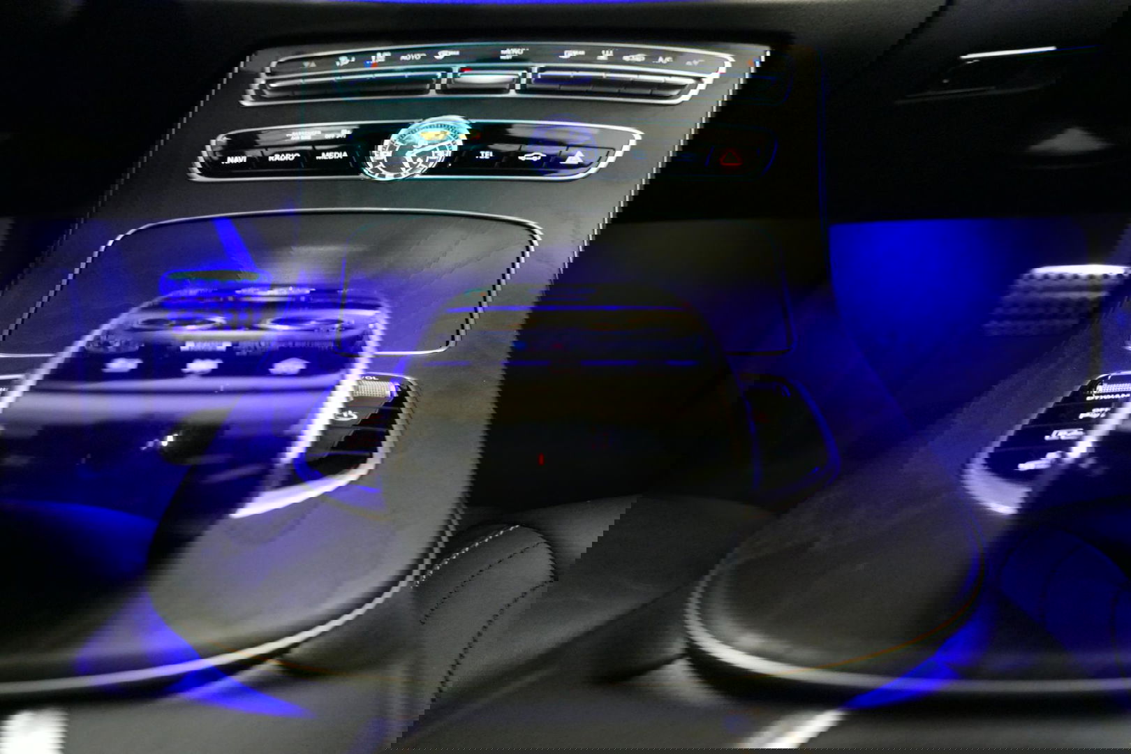 Mercedes-Benz E-Klasse 300 e AMG Line / E63s AMG Diffuser / Panamericana Grille / Panoramadak / Elektr. verstelbare voorstoelen + memory / Burmester Surround Sound / Ambienteverlichting / Apple Carplay - Android Auto / Maxton Design Frontlip / Rondomzichtcamera / Stoelverwarmin