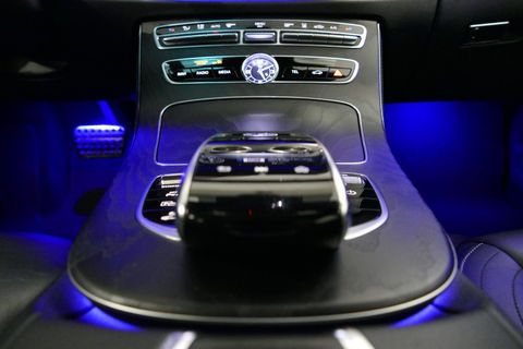 Mercedes-Benz E-Klasse 300 e AMG Line / E63s AMG Diffuser / Panamericana Grille / Panoramadak / Elektr. verstelbare voorstoelen + memory / Burmester Surround Sound / Ambienteverlichting / Apple Carplay - Android Auto / Maxton Design Frontlip / Rondomzichtcamera / Stoelverwarmin