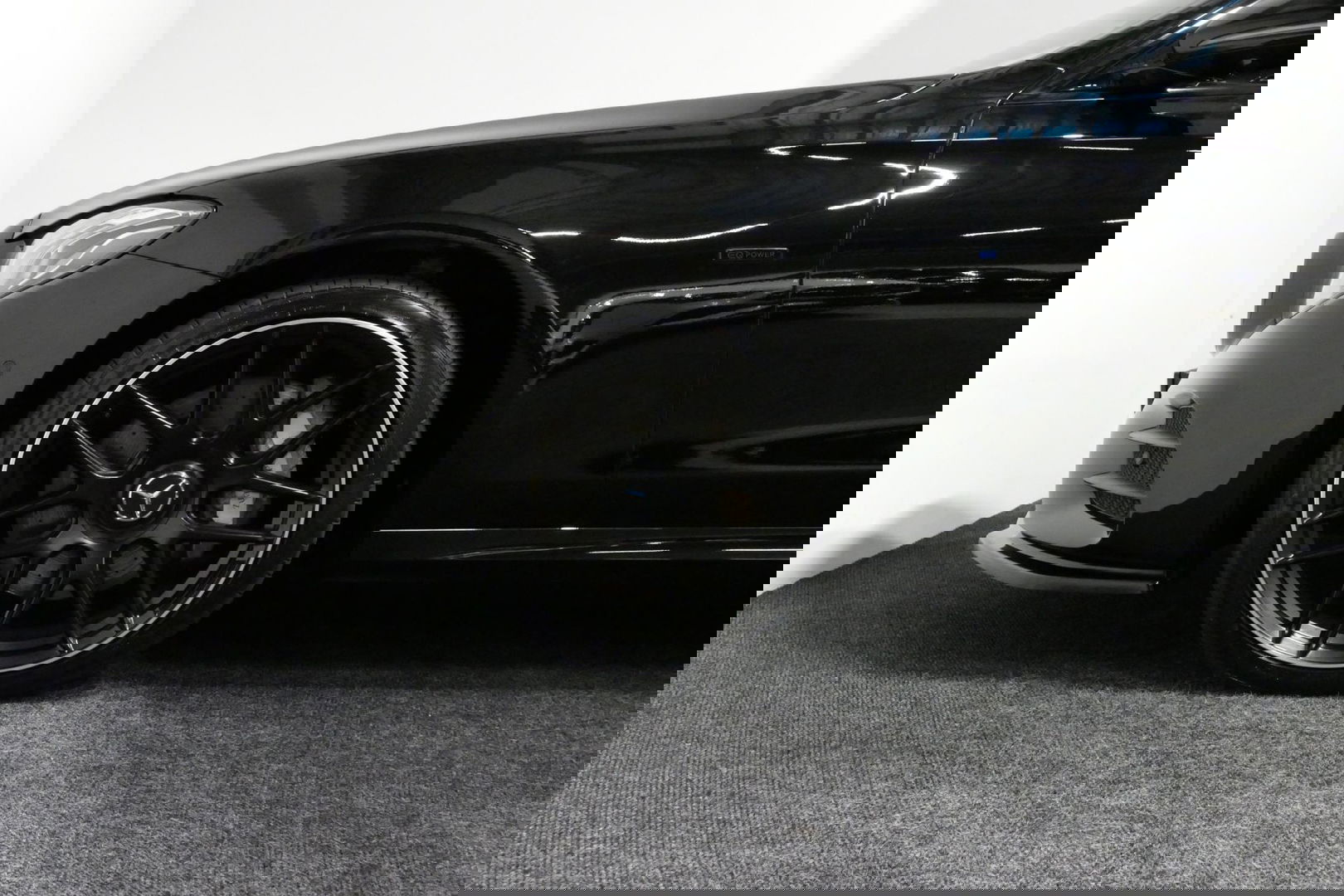 Mercedes-Benz E-Klasse 300 e AMG Line / E63s AMG Diffuser / Panamericana Grille / Panoramadak / Elektr. verstelbare voorstoelen + memory / Burmester Surround Sound / Ambienteverlichting / Apple Carplay - Android Auto / Maxton Design Frontlip / Rondomzichtcamera / Stoelverwarmin