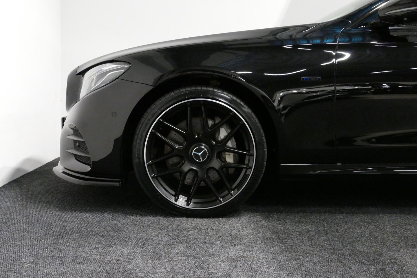 Mercedes-Benz E-Klasse 300 e AMG Line / E63s AMG Diffuser / Panamericana Grille / Panoramadak / Elektr. verstelbare voorstoelen + memory / Burmester Surround Sound / Ambienteverlichting / Apple Carplay - Android Auto / Maxton Design Frontlip / Rondomzichtcamera / Stoelverwarmin