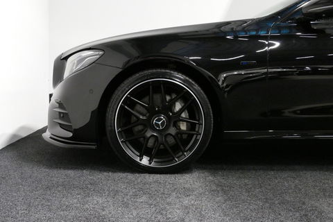 Mercedes-Benz E-Klasse 300 e AMG Line / E63s AMG Diffuser / Panamericana Grille / Panoramadak / Elektr. verstelbare voorstoelen + memory / Burmester Surround Sound / Ambienteverlichting / Apple Carplay - Android Auto / Maxton Design Frontlip / Rondomzichtcamera / Stoelverwarmin