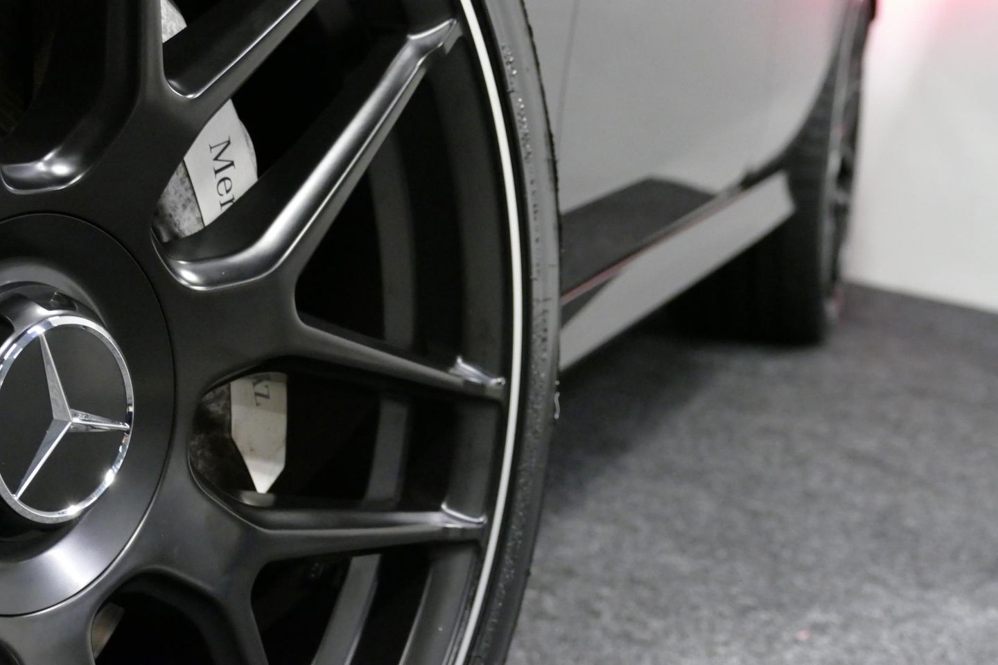 Mercedes-Benz E-Klasse 300 e AMG Line / E63s AMG Diffuser / Panamericana Grille / Panoramadak / Elektr. verstelbare voorstoelen + memory / Burmester Surround Sound / Ambienteverlichting / Apple Carplay - Android Auto / Maxton Design Frontlip / Rondomzichtcamera / Stoelverwarmin