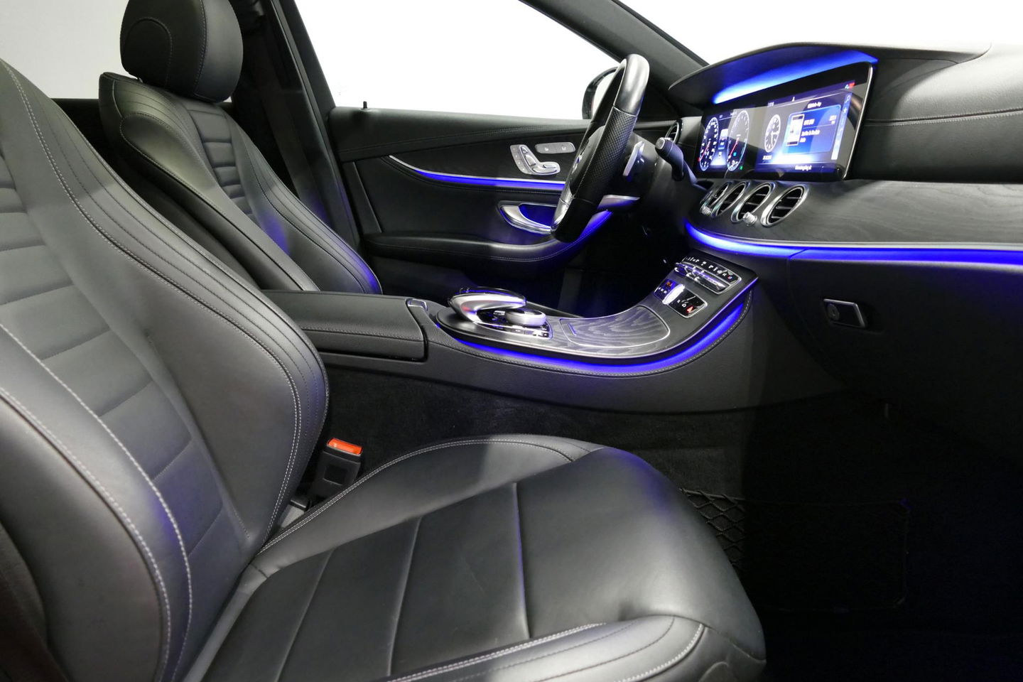 Mercedes-Benz E-Klasse 300 e AMG Line / E63s AMG Diffuser / Panamericana Grille / Panoramadak / Elektr. verstelbare voorstoelen + memory / Burmester Surround Sound / Ambienteverlichting / Apple Carplay - Android Auto / Maxton Design Frontlip / Rondomzichtcamera / Stoelverwarmin