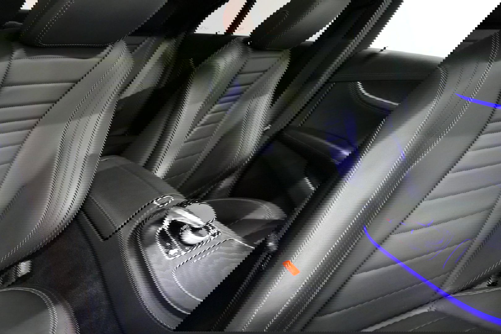 Mercedes-Benz E-Klasse 300 e AMG Line / E63s AMG Diffuser / Panamericana Grille / Panoramadak / Elektr. verstelbare voorstoelen + memory / Burmester Surround Sound / Ambienteverlichting / Apple Carplay - Android Auto / Maxton Design Frontlip / Rondomzichtcamera / Stoelverwarmin