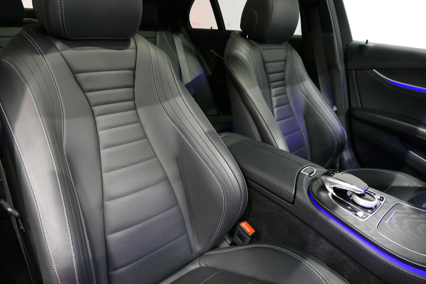 Mercedes-Benz E-Klasse 300 e AMG Line / E63s AMG Diffuser / Panamericana Grille / Panoramadak / Elektr. verstelbare voorstoelen + memory / Burmester Surround Sound / Ambienteverlichting / Apple Carplay - Android Auto / Maxton Design Frontlip / Rondomzichtcamera / Stoelverwarmin