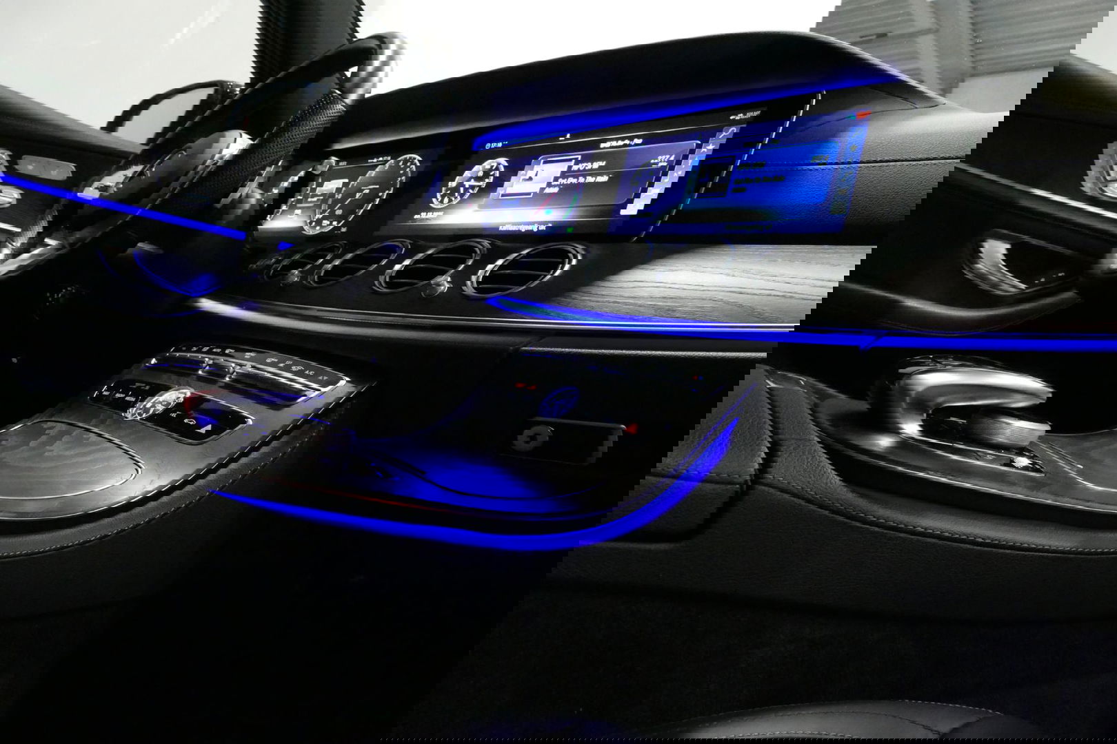 Mercedes-Benz E-Klasse 300 e AMG Line / E63s AMG Diffuser / Panamericana Grille / Panoramadak / Elektr. verstelbare voorstoelen + memory / Burmester Surround Sound / Ambienteverlichting / Apple Carplay - Android Auto / Maxton Design Frontlip / Rondomzichtcamera / Stoelverwarmin