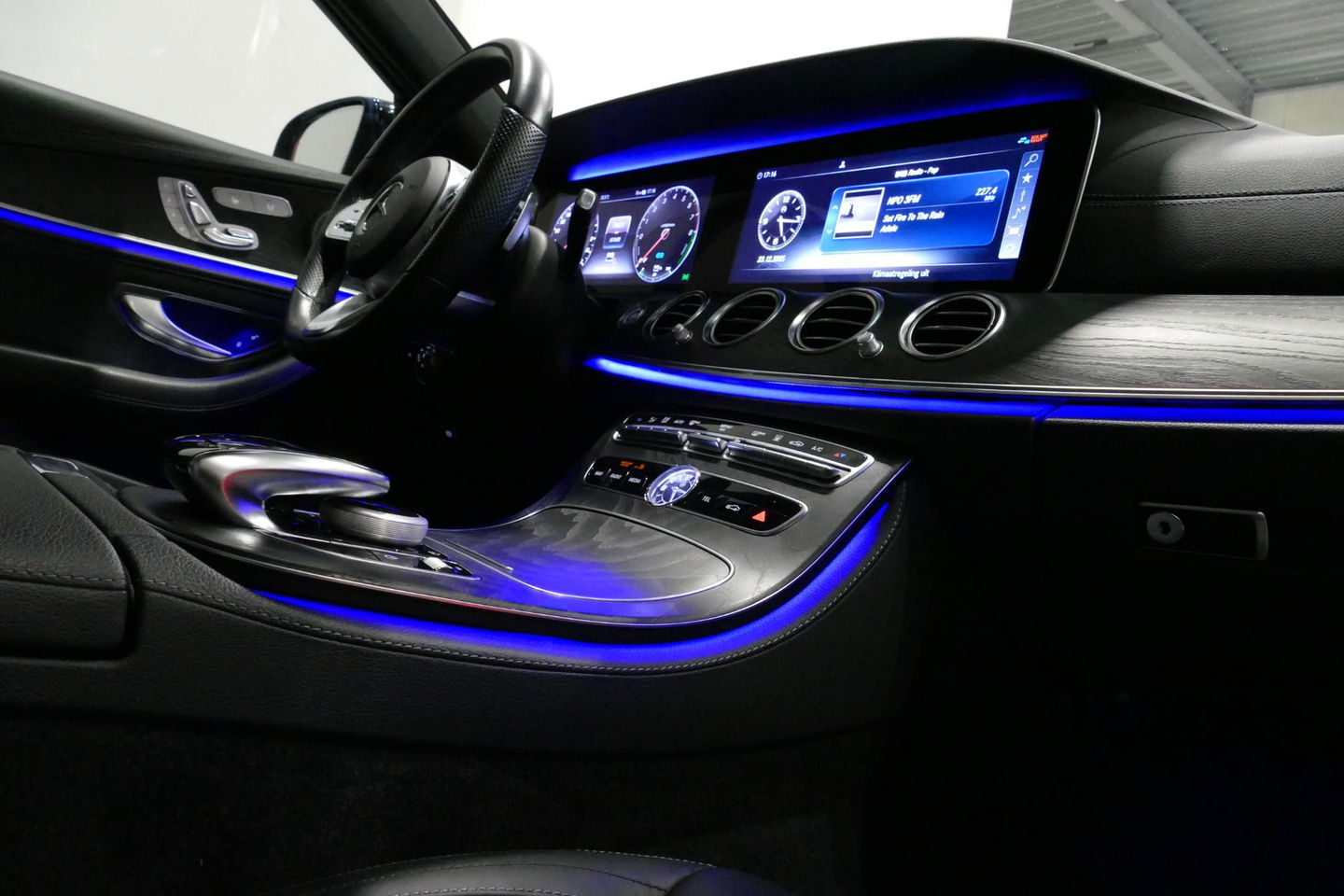 Mercedes-Benz E-Klasse 300 e AMG Line / E63s AMG Diffuser / Panamericana Grille / Panoramadak / Elektr. verstelbare voorstoelen + memory / Burmester Surround Sound / Ambienteverlichting / Apple Carplay - Android Auto / Maxton Design Frontlip / Rondomzichtcamera / Stoelverwarmin