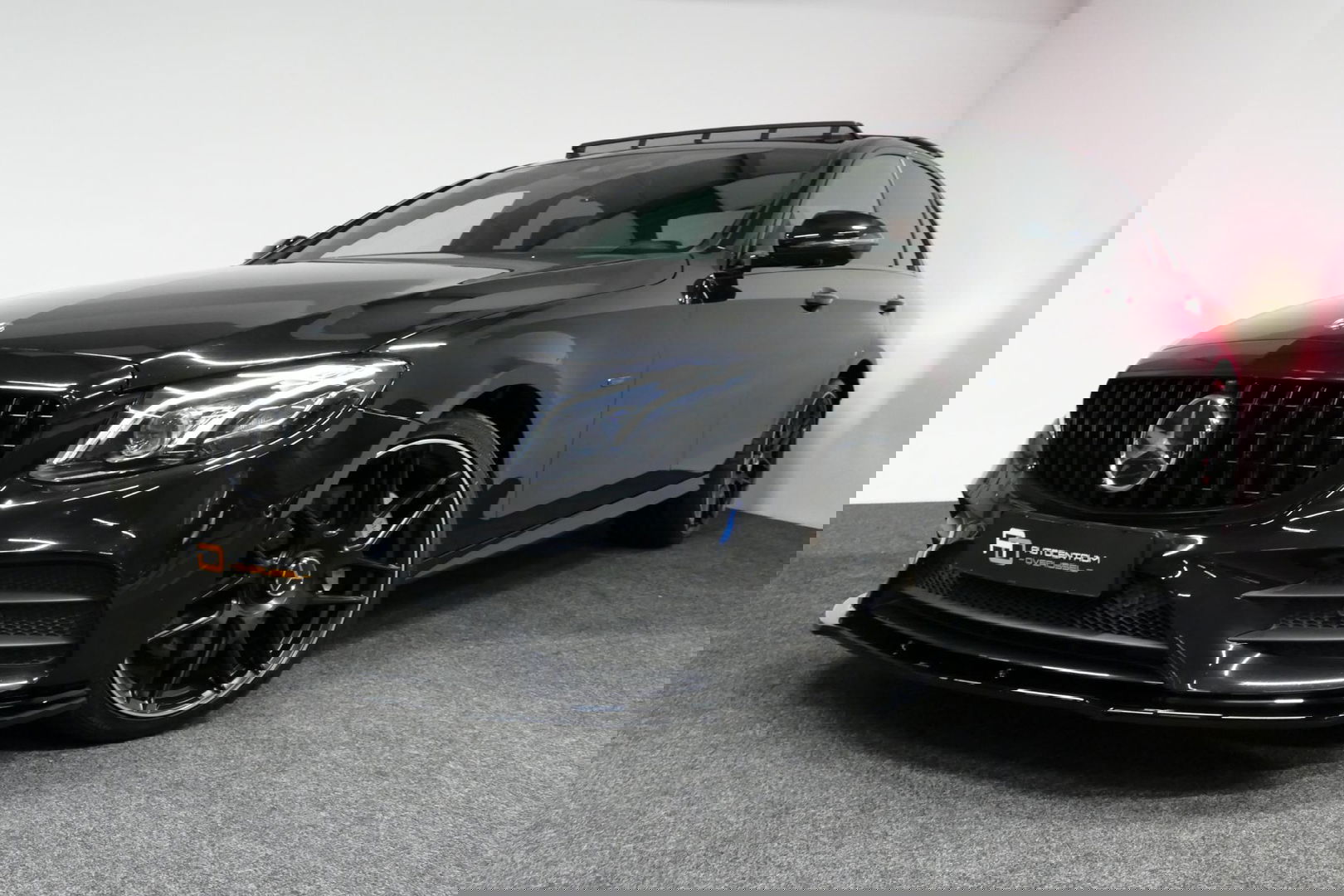 Mercedes-Benz E-Klasse 300 e AMG Line / E63s AMG Diffuser / Panamericana Grille / Panoramadak / Elektr. verstelbare voorstoelen + memory / Burmester Surround Sound / Ambienteverlichting / Apple Carplay - Android Auto / Maxton Design Frontlip / Rondomzichtcamera / Stoelverwarmin