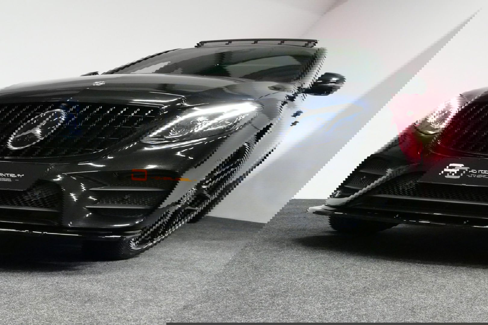 Mercedes-Benz E-Klasse 300 e AMG Line / E63s AMG Diffuser / Panamericana Grille / Panoramadak / Elektr. verstelbare voorstoelen + memory / Burmester Surround Sound / Ambienteverlichting / Apple Carplay - Android Auto / Maxton Design Frontlip / Rondomzichtcamera / Stoelverwarmin