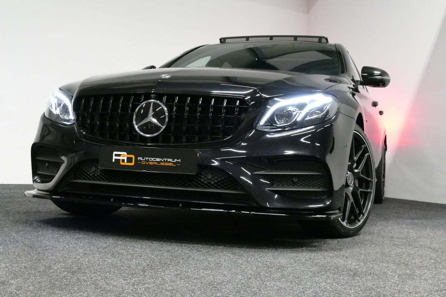 Mercedes-Benz E-Klasse 300 e AMG Line / E63s AMG Diffuser / Panamericana Grille / Panoramadak / Elektr. verstelbare voorstoelen + memory / Burmester Surround Sound / Ambienteverlichting / Apple Carplay - Android Auto / Maxton Design Frontlip / Rondomzichtcamera / Stoelverwarmin