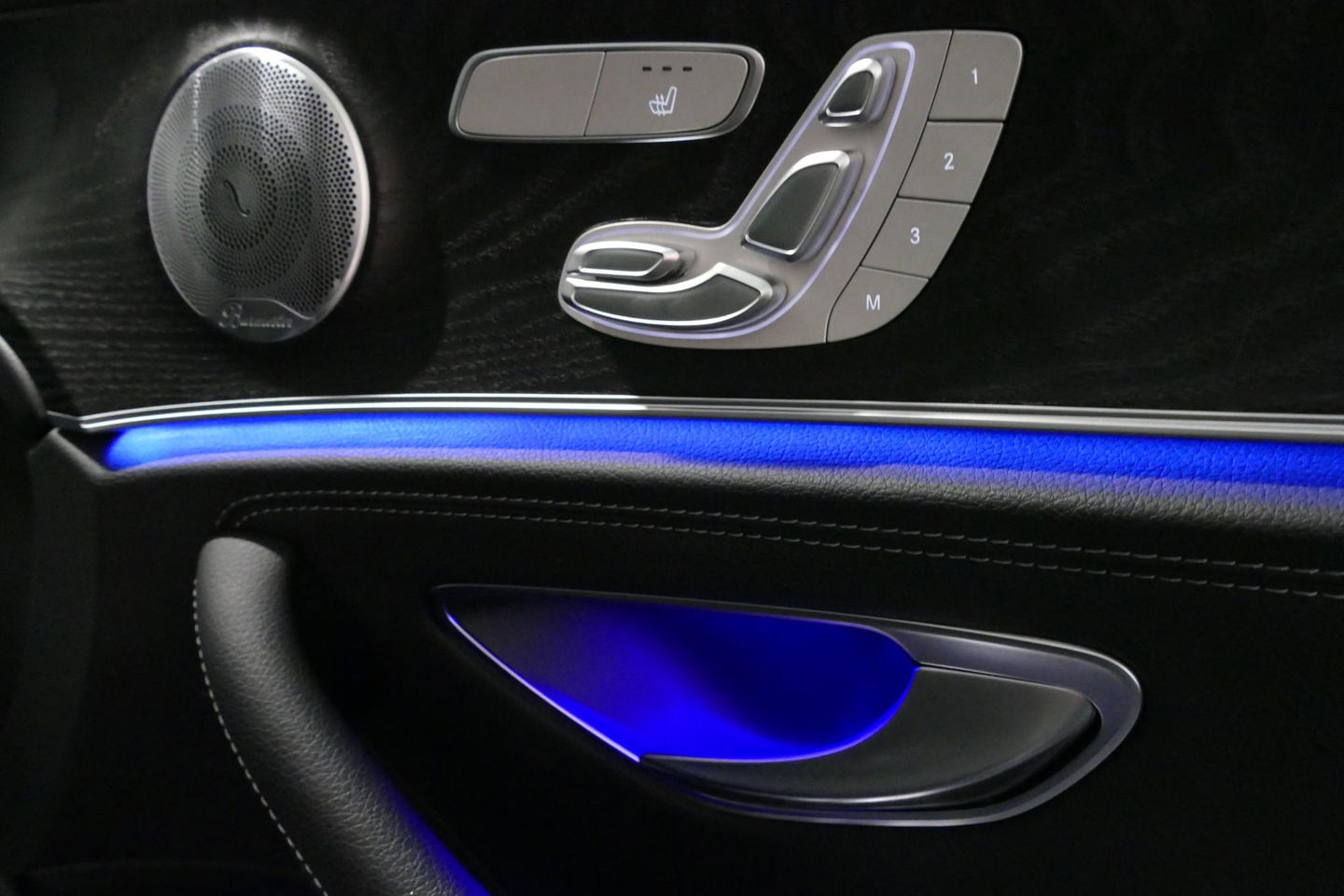 Mercedes-Benz E-Klasse 300 e AMG Line / E63s AMG Diffuser / Panamericana Grille / Panoramadak / Elektr. verstelbare voorstoelen + memory / Burmester Surround Sound / Ambienteverlichting / Apple Carplay - Android Auto / Maxton Design Frontlip / Rondomzichtcamera / Stoelverwarmin