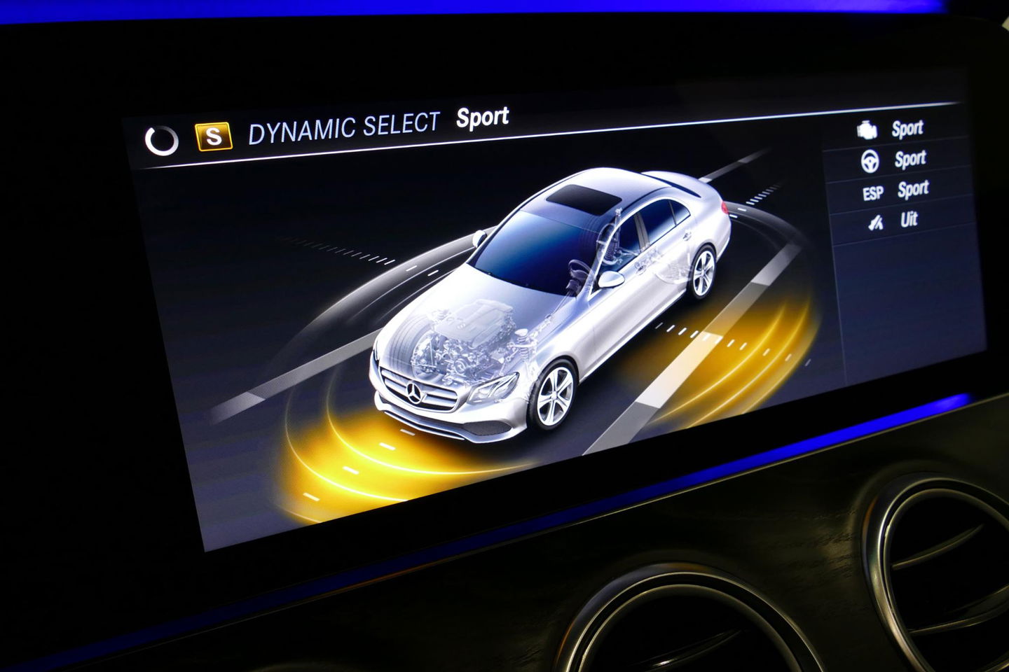 Mercedes-Benz E-Klasse 300 e AMG Line / E63s AMG Diffuser / Panamericana Grille / Panoramadak / Elektr. verstelbare voorstoelen + memory / Burmester Surround Sound / Ambienteverlichting / Apple Carplay - Android Auto / Maxton Design Frontlip / Rondomzichtcamera / Stoelverwarmin