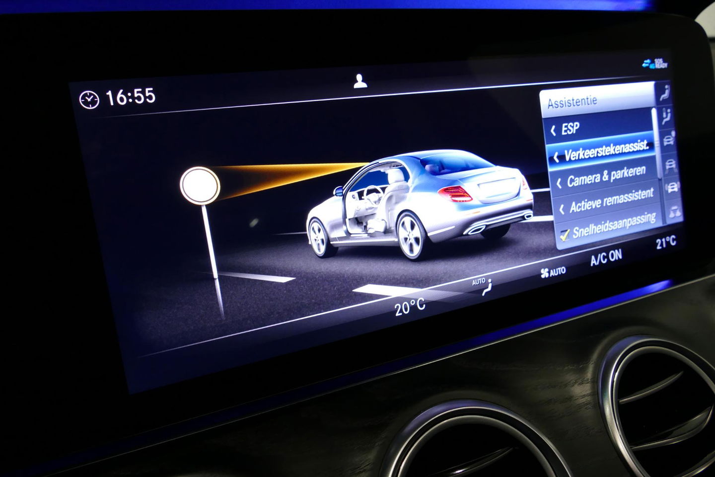 Mercedes-Benz E-Klasse 300 e AMG Line / E63s AMG Diffuser / Panamericana Grille / Panoramadak / Elektr. verstelbare voorstoelen + memory / Burmester Surround Sound / Ambienteverlichting / Apple Carplay - Android Auto / Maxton Design Frontlip / Rondomzichtcamera / Stoelverwarmin