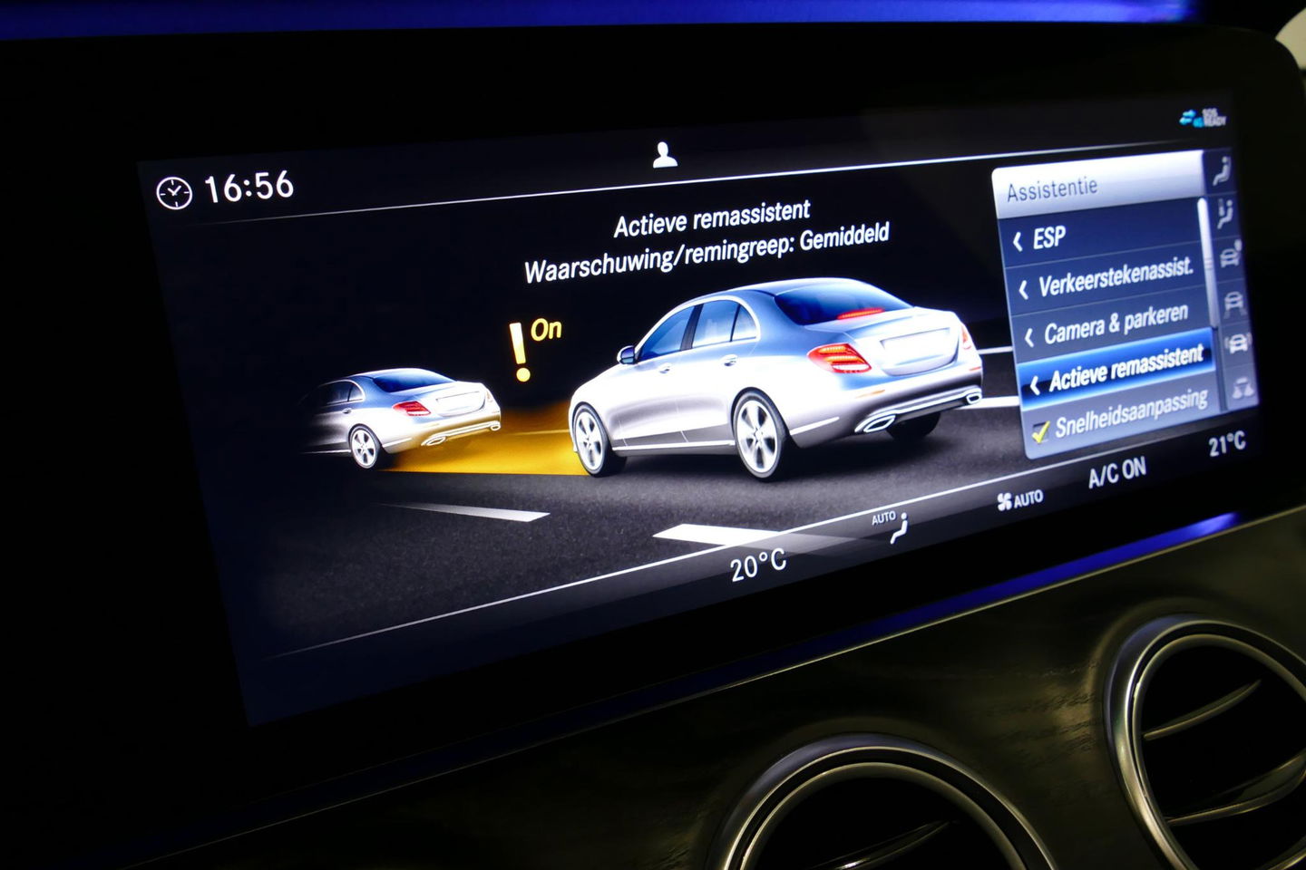 Mercedes-Benz E-Klasse 300 e AMG Line / E63s AMG Diffuser / Panamericana Grille / Panoramadak / Elektr. verstelbare voorstoelen + memory / Burmester Surround Sound / Ambienteverlichting / Apple Carplay - Android Auto / Maxton Design Frontlip / Rondomzichtcamera / Stoelverwarmin