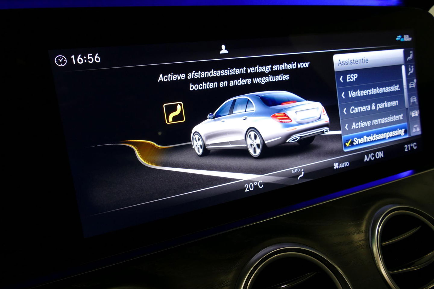 Mercedes-Benz E-Klasse 300 e AMG Line / E63s AMG Diffuser / Panamericana Grille / Panoramadak / Elektr. verstelbare voorstoelen + memory / Burmester Surround Sound / Ambienteverlichting / Apple Carplay - Android Auto / Maxton Design Frontlip / Rondomzichtcamera / Stoelverwarmin