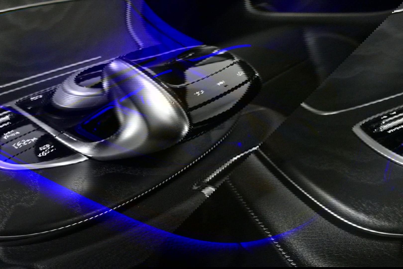 Mercedes-Benz E-Klasse 300 e AMG Line / E63s AMG Diffuser / Panamericana Grille / Panoramadak / Elektr. verstelbare voorstoelen + memory / Burmester Surround Sound / Ambienteverlichting / Apple Carplay - Android Auto / Maxton Design Frontlip / Rondomzichtcamera / Stoelverwarmin