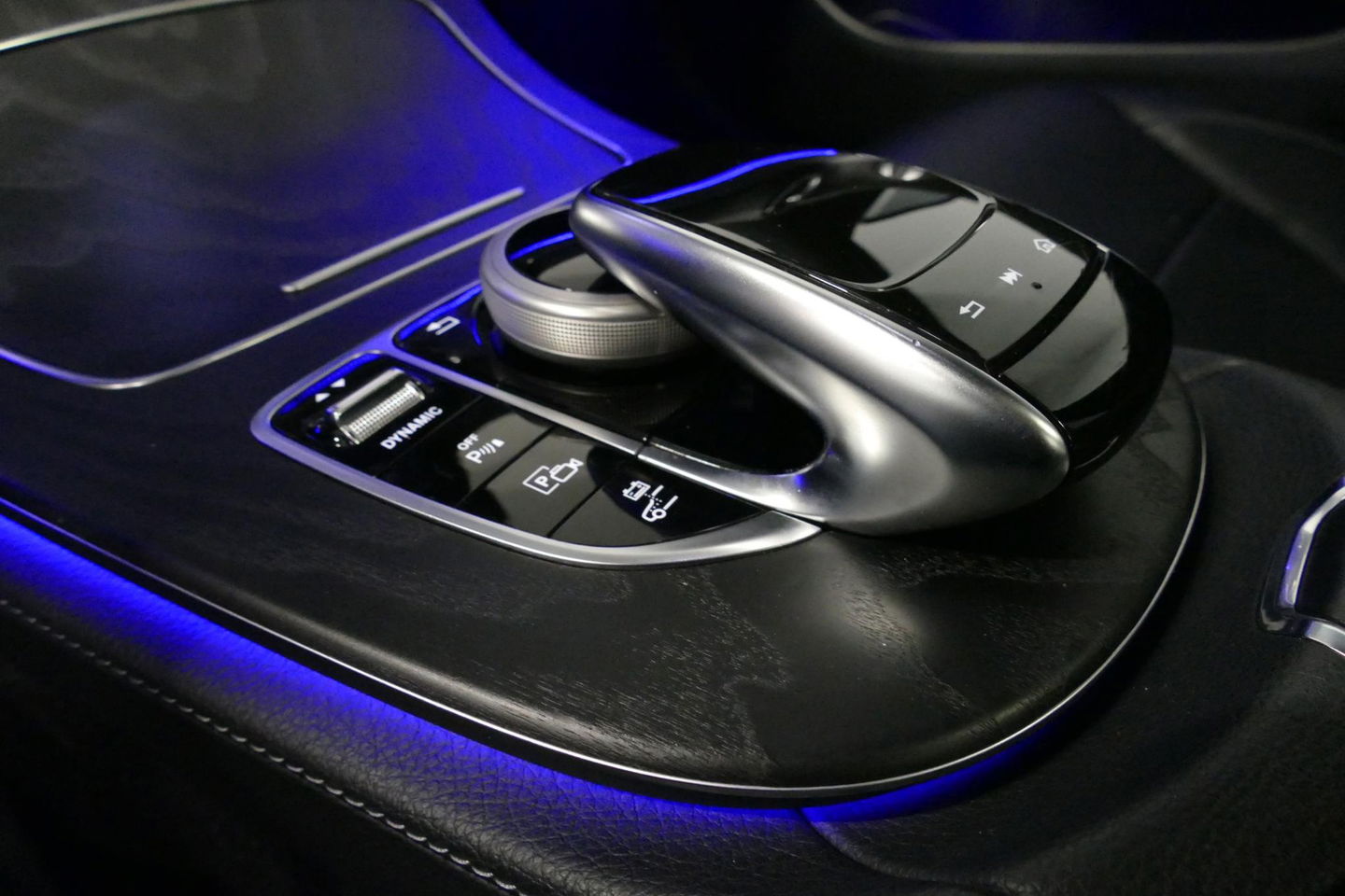 Mercedes-Benz E-Klasse 300 e AMG Line / E63s AMG Diffuser / Panamericana Grille / Panoramadak / Elektr. verstelbare voorstoelen + memory / Burmester Surround Sound / Ambienteverlichting / Apple Carplay - Android Auto / Maxton Design Frontlip / Rondomzichtcamera / Stoelverwarmin