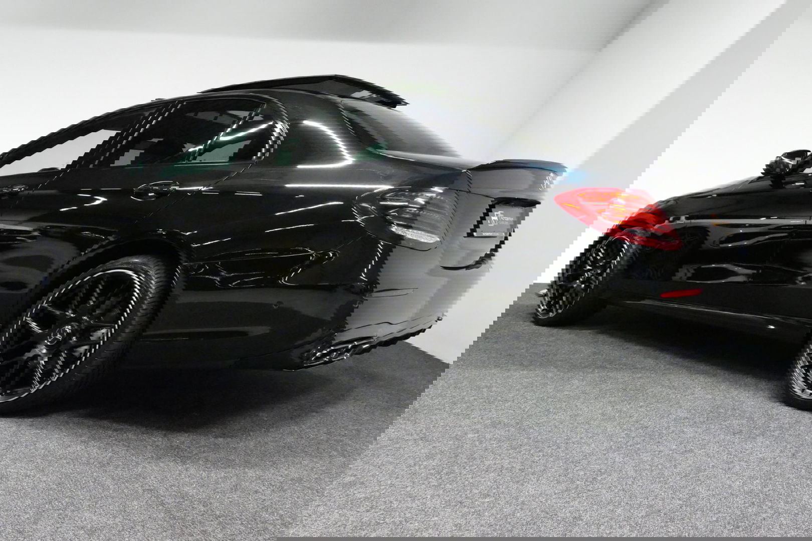 Mercedes-Benz E-Klasse 300 e AMG Line / E63s AMG Diffuser / Panamericana Grille / Panoramadak / Elektr. verstelbare voorstoelen + memory / Burmester Surround Sound / Ambienteverlichting / Apple Carplay - Android Auto / Maxton Design Frontlip / Rondomzichtcamera / Stoelverwarmin