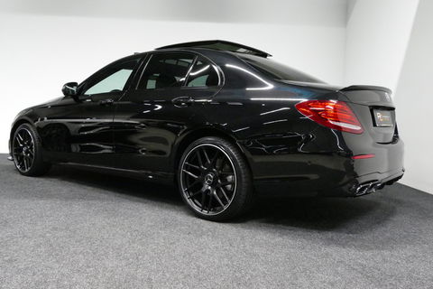 Mercedes-Benz E-Klasse 300 e AMG Line / E63s AMG Diffuser / Panamericana Grille / Panoramadak / Elektr. verstelbare voorstoelen + memory / Burmester Surround Sound / Ambienteverlichting / Apple Carplay - Android Auto / Maxton Design Frontlip / Rondomzichtcamera / Stoelverwarmin