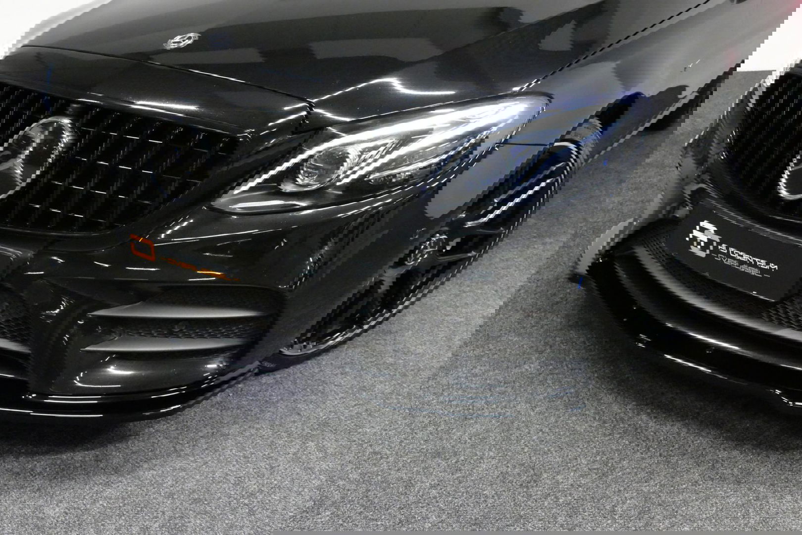 Mercedes-Benz E-Klasse 300 e AMG Line / E63s AMG Diffuser / Panamericana Grille / Panoramadak / Elektr. verstelbare voorstoelen + memory / Burmester Surround Sound / Ambienteverlichting / Apple Carplay - Android Auto / Maxton Design Frontlip / Rondomzichtcamera / Stoelverwarmin