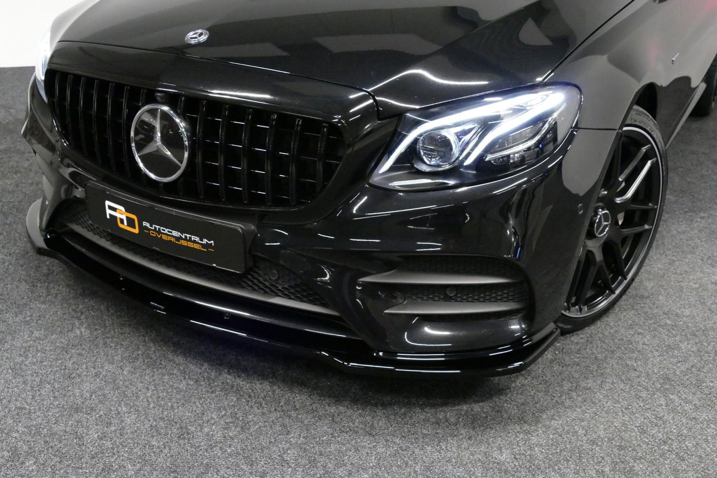 Mercedes-Benz E-Klasse 300 e AMG Line / E63s AMG Diffuser / Panamericana Grille / Panoramadak / Elektr. verstelbare voorstoelen + memory / Burmester Surround Sound / Ambienteverlichting / Apple Carplay - Android Auto / Maxton Design Frontlip / Rondomzichtcamera / Stoelverwarmin