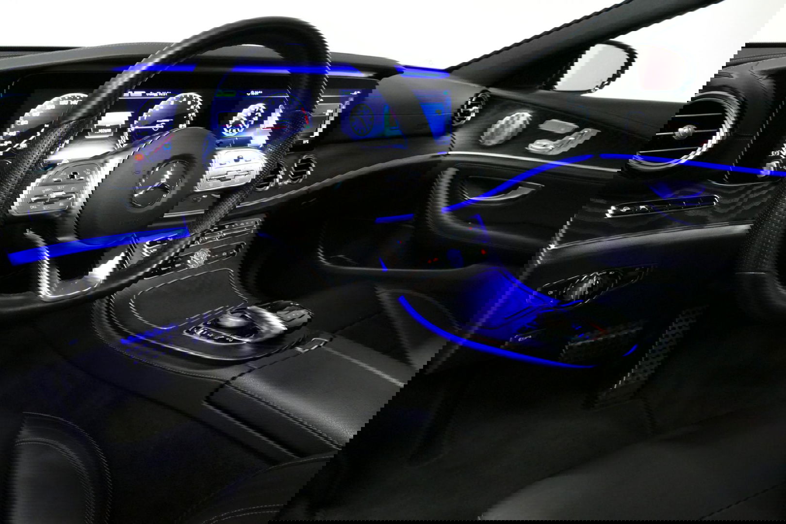 Mercedes-Benz E-Klasse 300 e AMG Line / E63s AMG Diffuser / Panamericana Grille / Panoramadak / Elektr. verstelbare voorstoelen + memory / Burmester Surround Sound / Ambienteverlichting / Apple Carplay - Android Auto / Maxton Design Frontlip / Rondomzichtcamera / Stoelverwarmin