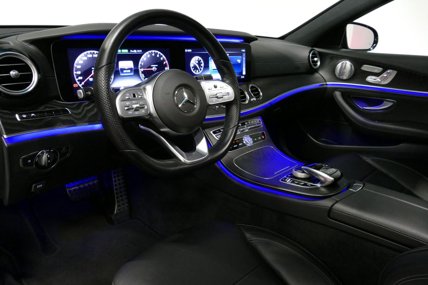 Mercedes-Benz E-Klasse 300 e AMG Line / E63s AMG Diffuser / Panamericana Grille / Panoramadak / Elektr. verstelbare voorstoelen + memory / Burmester Surround Sound / Ambienteverlichting / Apple Carplay - Android Auto / Maxton Design Frontlip / Rondomzichtcamera / Stoelverwarmin