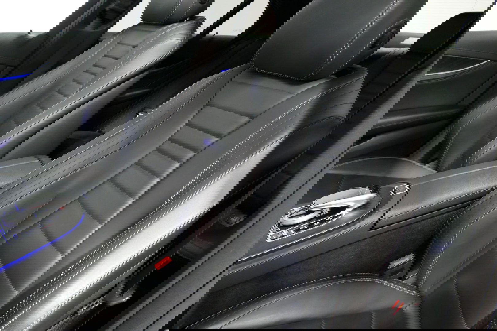 Mercedes-Benz E-Klasse 300 e AMG Line / E63s AMG Diffuser / Panamericana Grille / Panoramadak / Elektr. verstelbare voorstoelen + memory / Burmester Surround Sound / Ambienteverlichting / Apple Carplay - Android Auto / Maxton Design Frontlip / Rondomzichtcamera / Stoelverwarmin