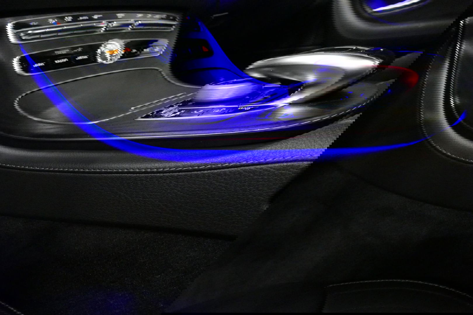 Mercedes-Benz E-Klasse 300 e AMG Line / E63s AMG Diffuser / Panamericana Grille / Panoramadak / Elektr. verstelbare voorstoelen + memory / Burmester Surround Sound / Ambienteverlichting / Apple Carplay - Android Auto / Maxton Design Frontlip / Rondomzichtcamera / Stoelverwarmin