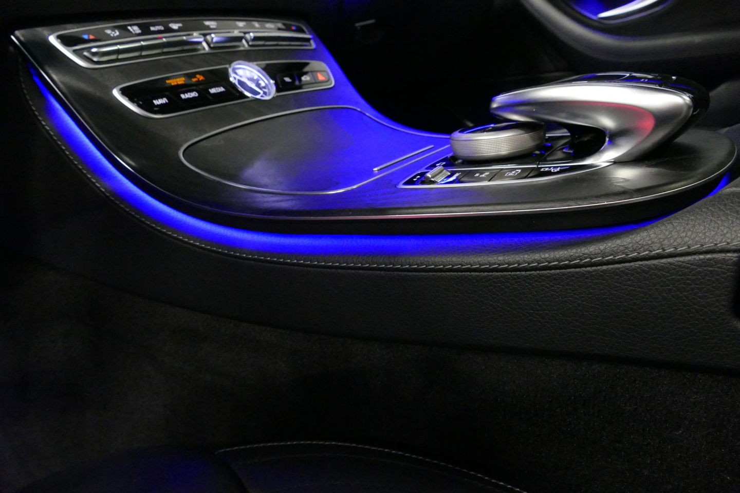 Mercedes-Benz E-Klasse 300 e AMG Line / E63s AMG Diffuser / Panamericana Grille / Panoramadak / Elektr. verstelbare voorstoelen + memory / Burmester Surround Sound / Ambienteverlichting / Apple Carplay - Android Auto / Maxton Design Frontlip / Rondomzichtcamera / Stoelverwarmin