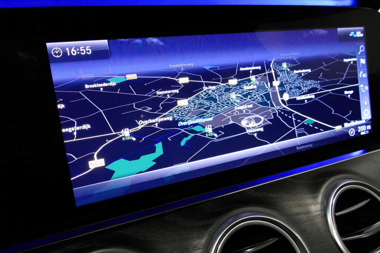 Mercedes-Benz E-Klasse 300 e AMG Line / E63s AMG Diffuser / Panamericana Grille / Panoramadak / Elektr. verstelbare voorstoelen + memory / Burmester Surround Sound / Ambienteverlichting / Apple Carplay - Android Auto / Maxton Design Frontlip / Rondomzichtcamera / Stoelverwarmin