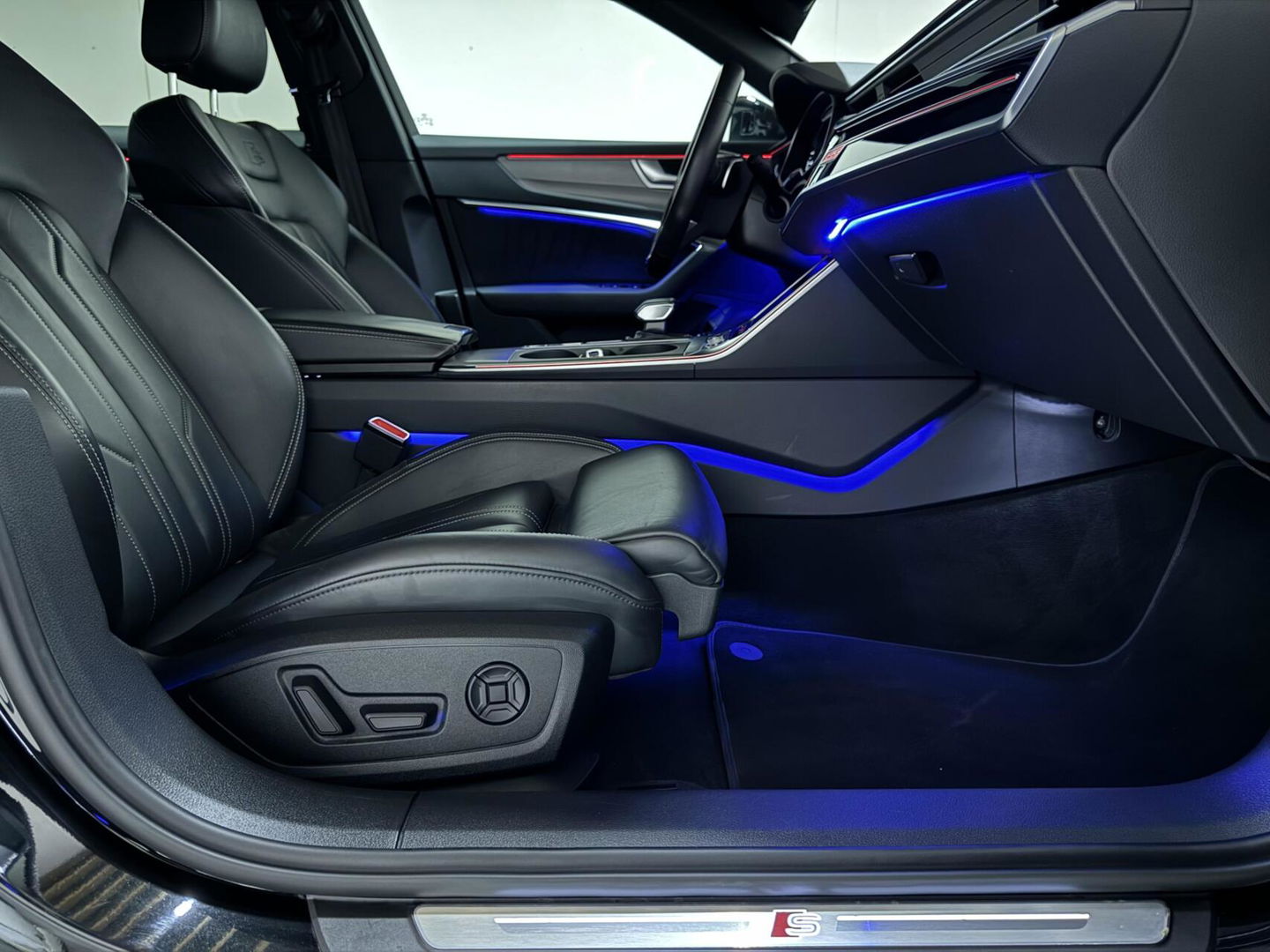 Audi A6 Avant 55 TFSI e Quattro Competition S-Line Black Edition