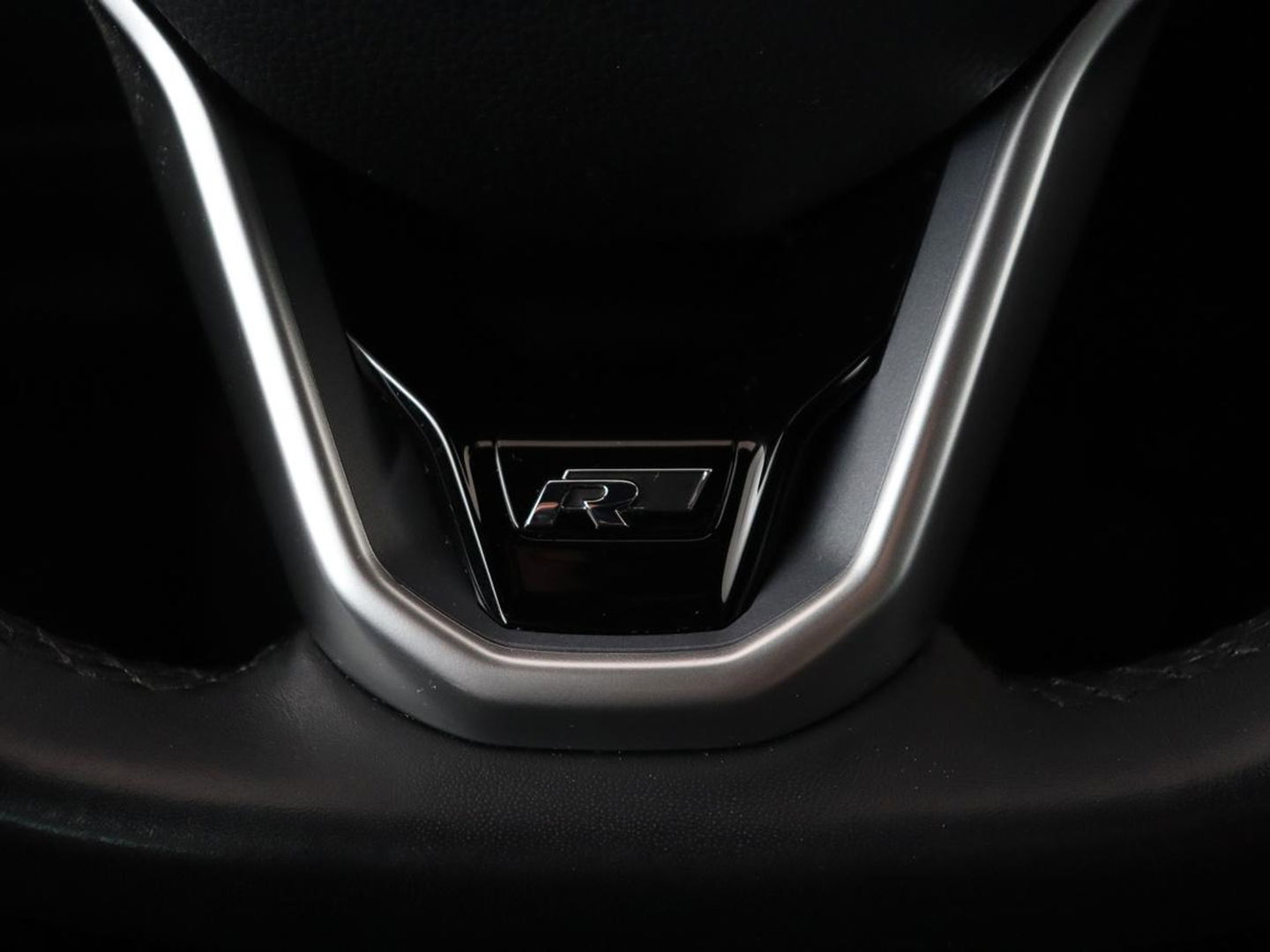 Volkswagen Passat 2.0 TSI R Line | 190pk | Trekhaak | Leder/Alcantara | Stoelverwarming | Camera | Matrix LED | Adaptive cruise | Virtual Cockpit | Carplay | Navigatie