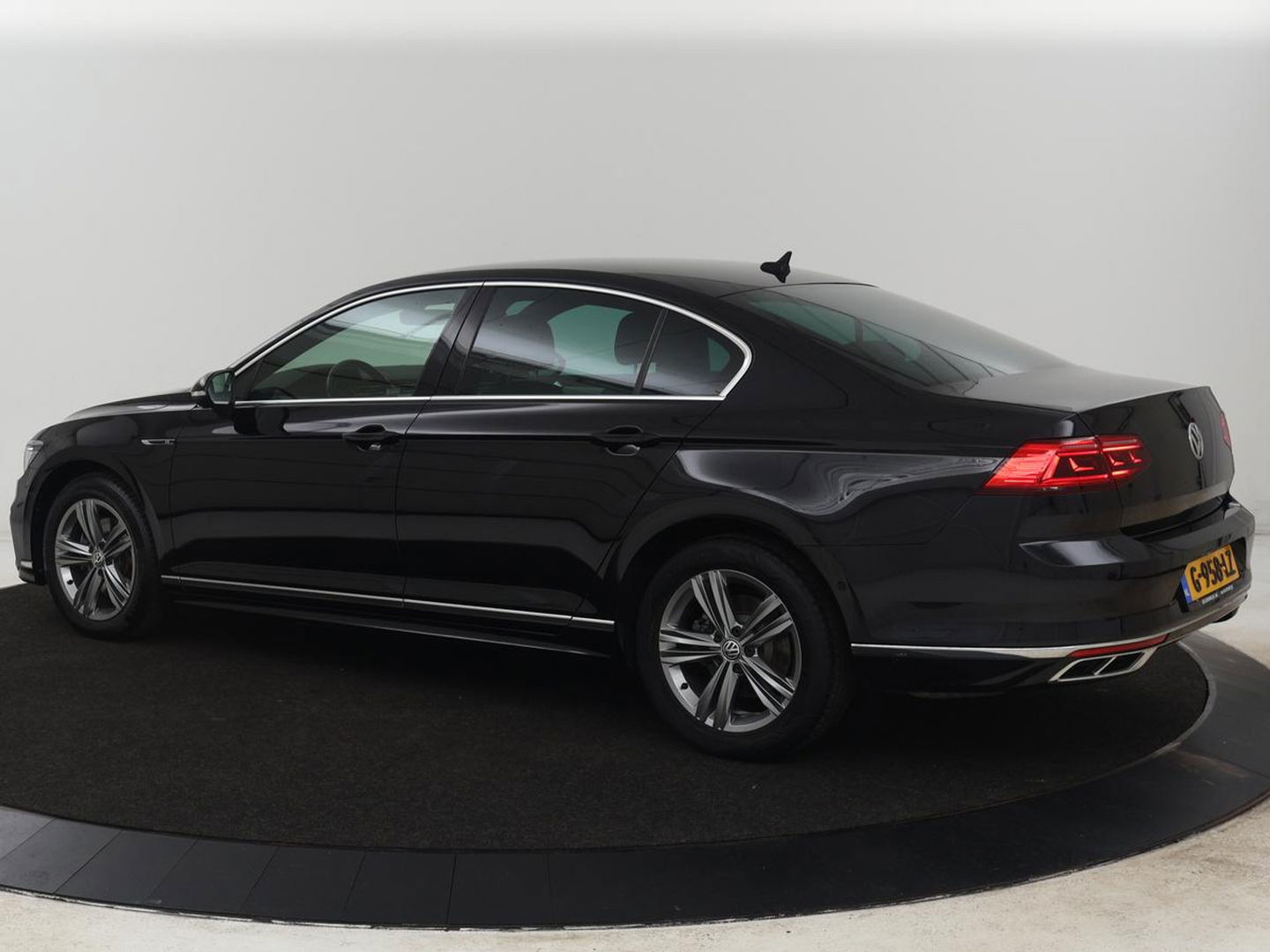 Volkswagen Passat 2.0 TSI R Line | 190pk | Trekhaak | Leder/Alcantara | Stoelverwarming | Camera | Matrix LED | Adaptive cruise | Virtual Cockpit | Carplay | Navigatie
