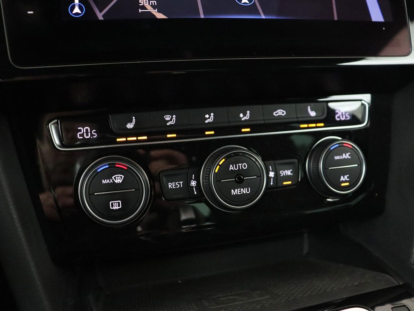 Volkswagen Passat 2.0 TSI R Line | 190pk | Trekhaak | Leder/Alcantara | Stoelverwarming | Camera | Matrix LED | Adaptive cruise | Virtual Cockpit | Carplay | Navigatie