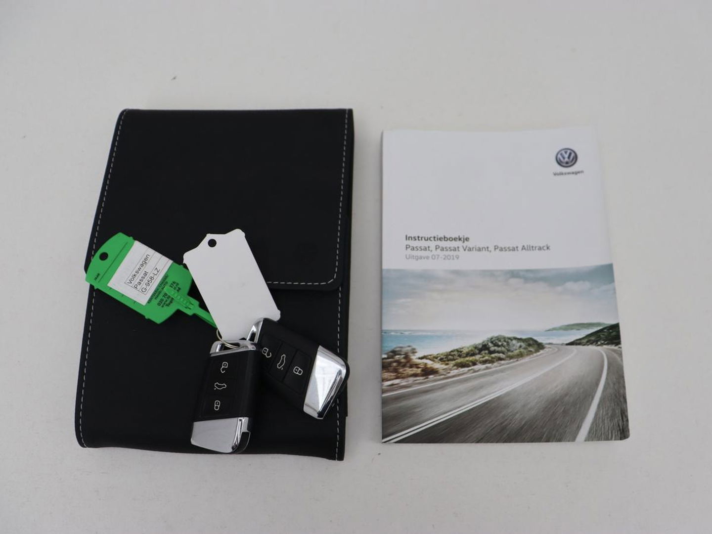 Volkswagen Passat 2.0 TSI R Line | 190pk | Trekhaak | Leder/Alcantara | Stoelverwarming | Camera | Matrix LED | Adaptive cruise | Virtual Cockpit | Carplay | Navigatie