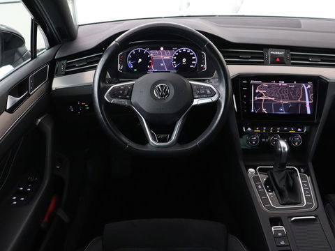 Volkswagen Passat 2.0 TSI R Line | 190pk | Trekhaak | Leder/Alcantara | Stoelverwarming | Camera | Matrix LED | Adaptive cruise | Virtual Cockpit | Carplay | Navigatie