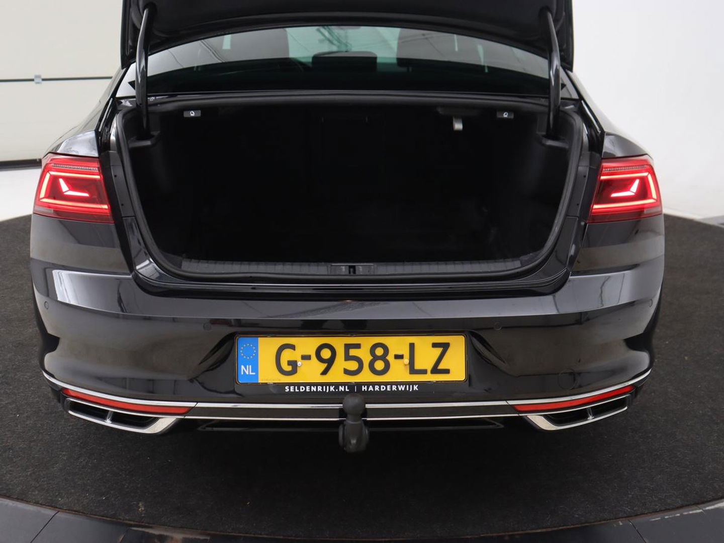 Volkswagen Passat 2.0 TSI R Line | 190pk | Trekhaak | Leder/Alcantara | Stoelverwarming | Camera | Matrix LED | Adaptive cruise | Virtual Cockpit | Carplay | Navigatie