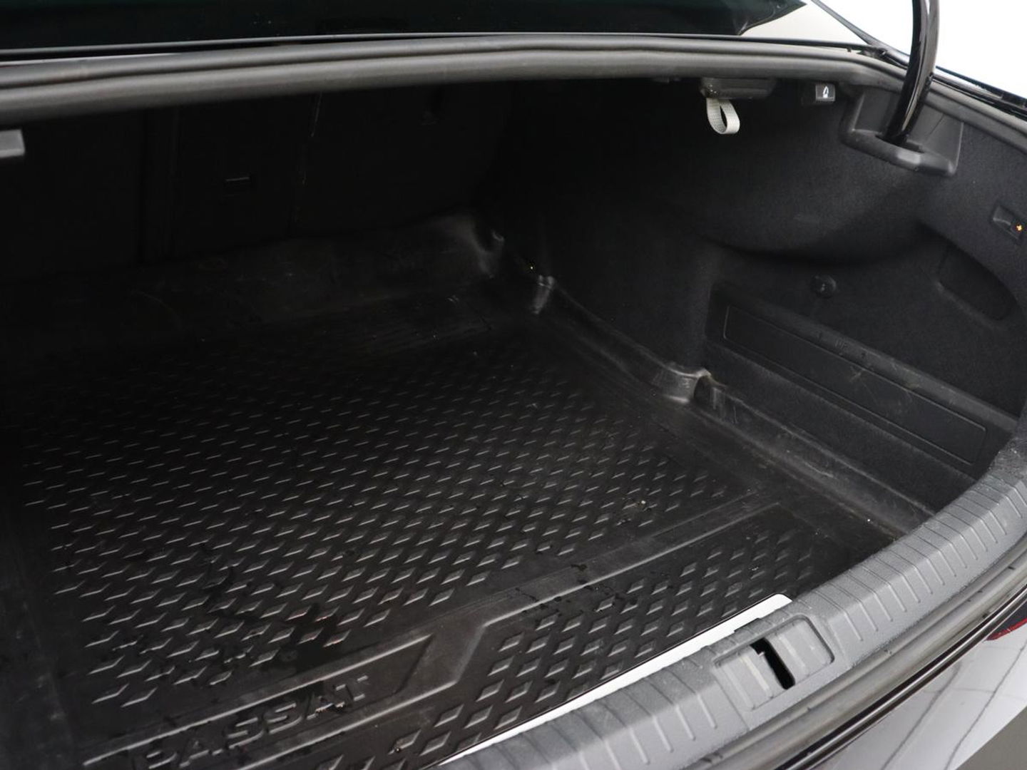 Volkswagen Passat 2.0 TSI R Line | 190pk | Trekhaak | Leder/Alcantara | Stoelverwarming | Camera | Matrix LED | Adaptive cruise | Virtual Cockpit | Carplay | Navigatie