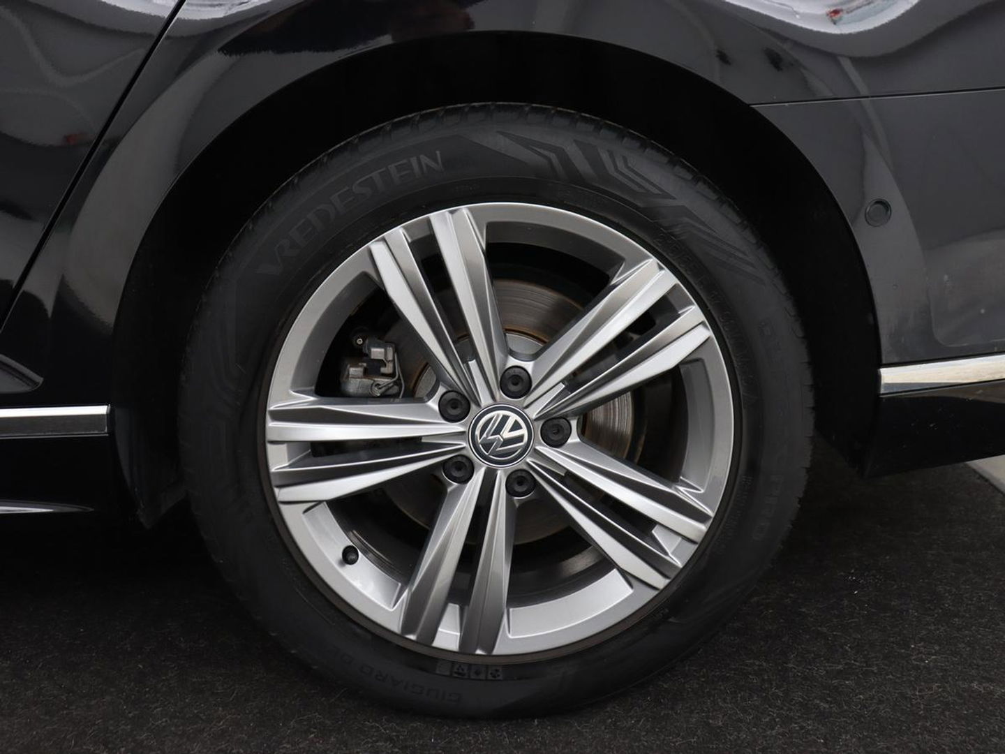 Volkswagen Passat 2.0 TSI R Line | 190pk | Trekhaak | Leder/Alcantara | Stoelverwarming | Camera | Matrix LED | Adaptive cruise | Virtual Cockpit | Carplay | Navigatie