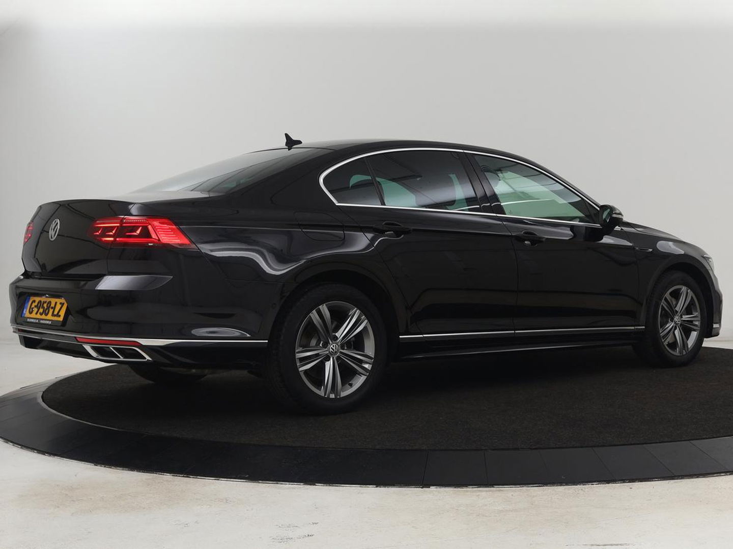 Volkswagen Passat 2.0 TSI R Line | 190pk | Trekhaak | Leder/Alcantara | Stoelverwarming | Camera | Matrix LED | Adaptive cruise | Virtual Cockpit | Carplay | Navigatie